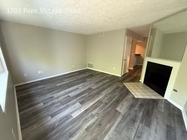 Building Photo - 1703 Park Village Dr