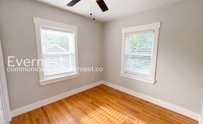 Building Photo - 3-Bedroom Home with Fenced Yard / Available Now!