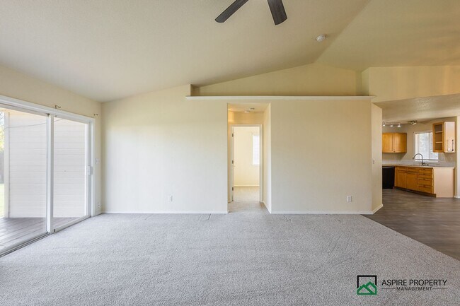 Building Photo - 3 bed 2 bath home