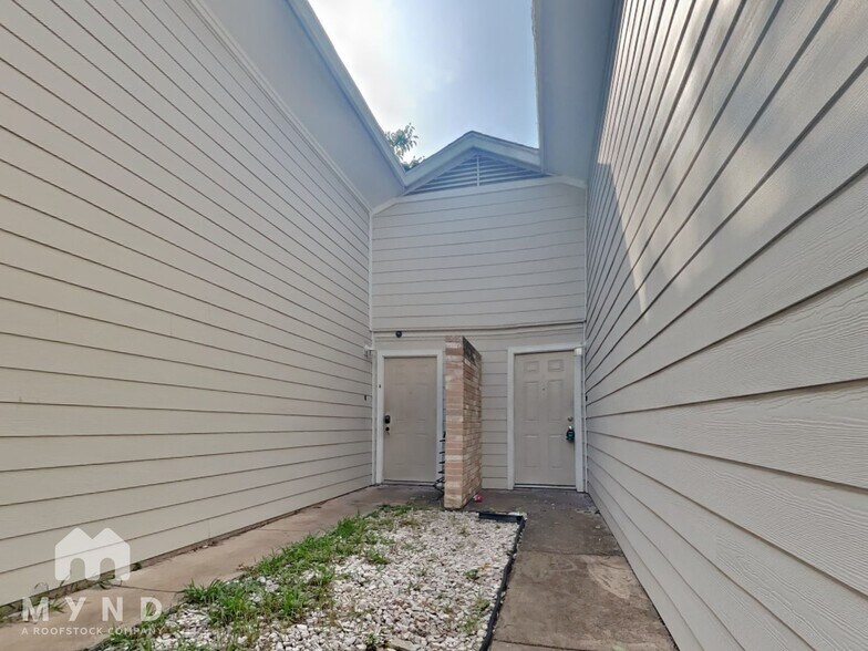 Building Photo - 10701 Daryl Cove