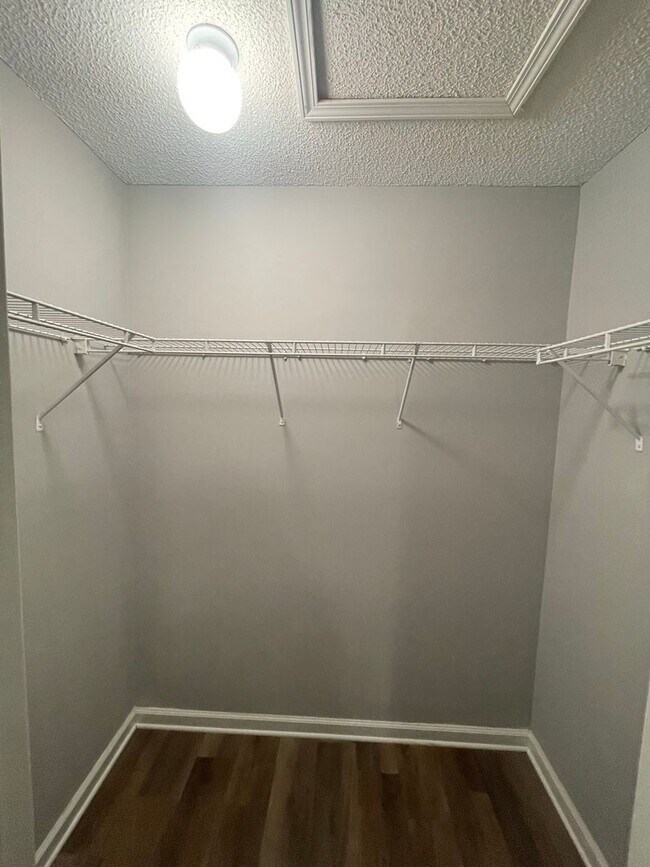 Building Photo - Foxchase Subdivision - End Unit