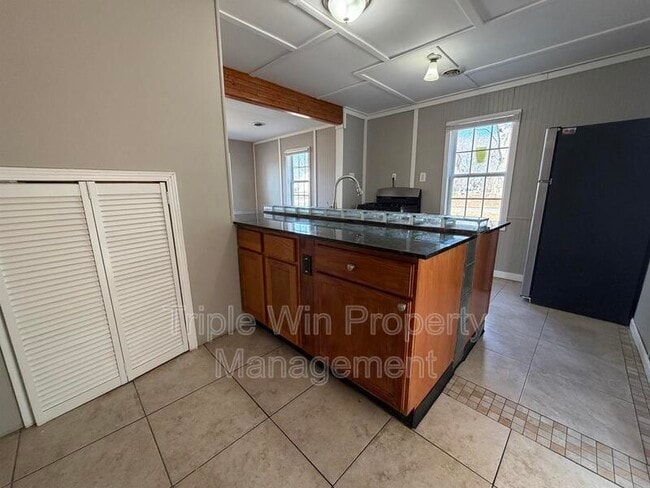 Building Photo - 300 Brackleigh Ln