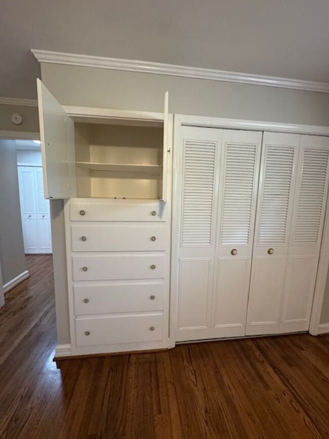 Building Photo - 2 Bedroom, 1 Bath duplex (right side unit) close to downtown Greenville with hardwood floors, a l...
