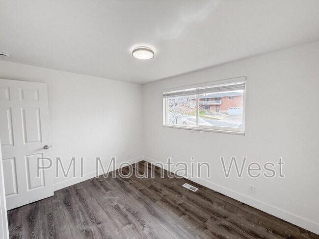 Building Photo - 1011 Claremont Dr