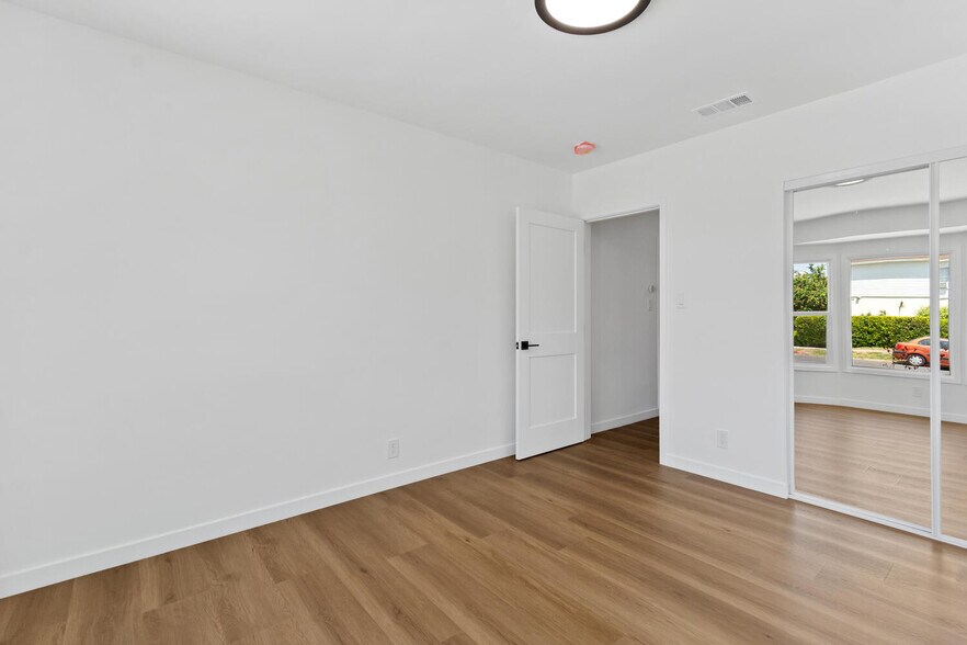 Primary Photo - 5554 Radford Ave