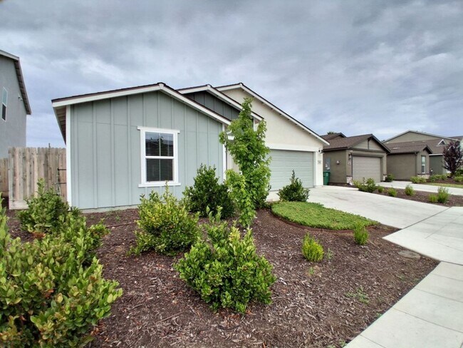 Building Photo - PRICE REDUCTION + MOVE-IN SPECIAL! Beautiful Home in Madera!
