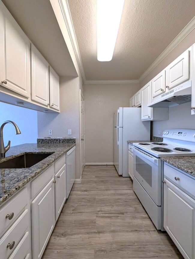 Building Photo - 1x1 A2 Sunroom Fully Renovated! must see!
