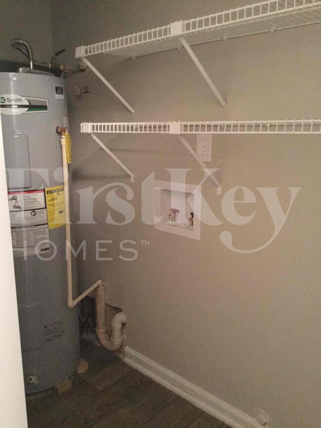 Building Photo - 5800 Old Meadow Rd