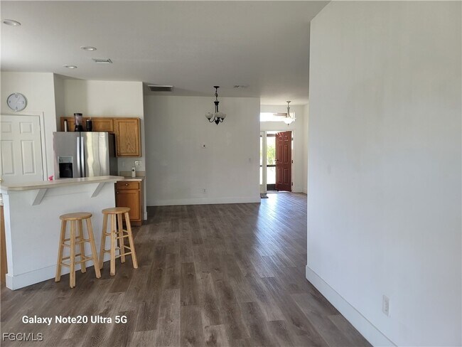 Building Photo - 702 Milton Ave N