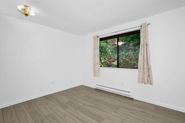 Building Photo - Privacy without the yard work - 3 Bedroom South Seattle Townhouse (Secure before the new year!)