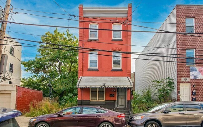 Building Photo - Stunning 6-Bedroom Townhome Near Temple University! Available August 2026!