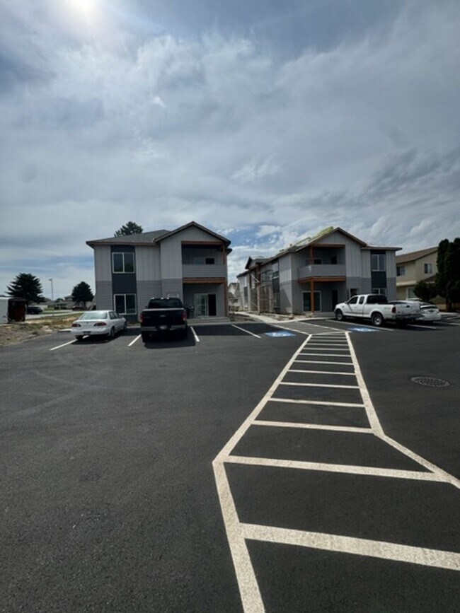 Building Photo - 321-329 Pheasant Rd