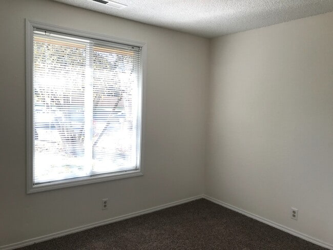 Building Photo - Adorable 3 Bed 2 Bath Ranch Style Home on ...