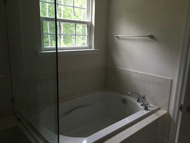 Building Photo - Spacious 4-Bedroom Richmond Retreat with 2.5 Baths on Laroux Avenue – 3,286 Sq. Ft. of Comfortabl...