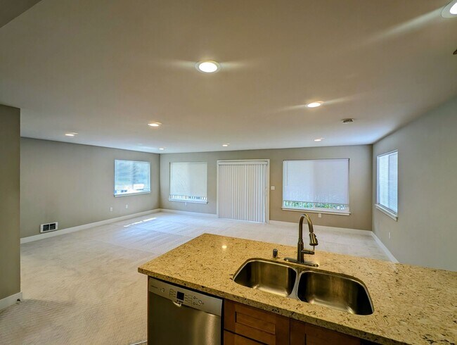 Building Photo - Lake City 3 bedroom Rambler Townhome with ...
