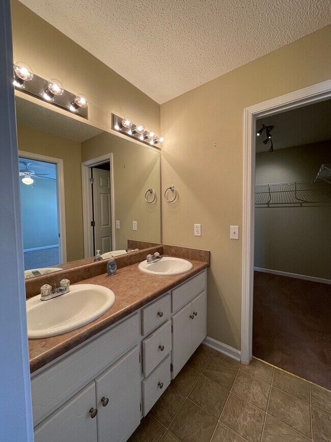 Building Photo - 225 Wakefield Way