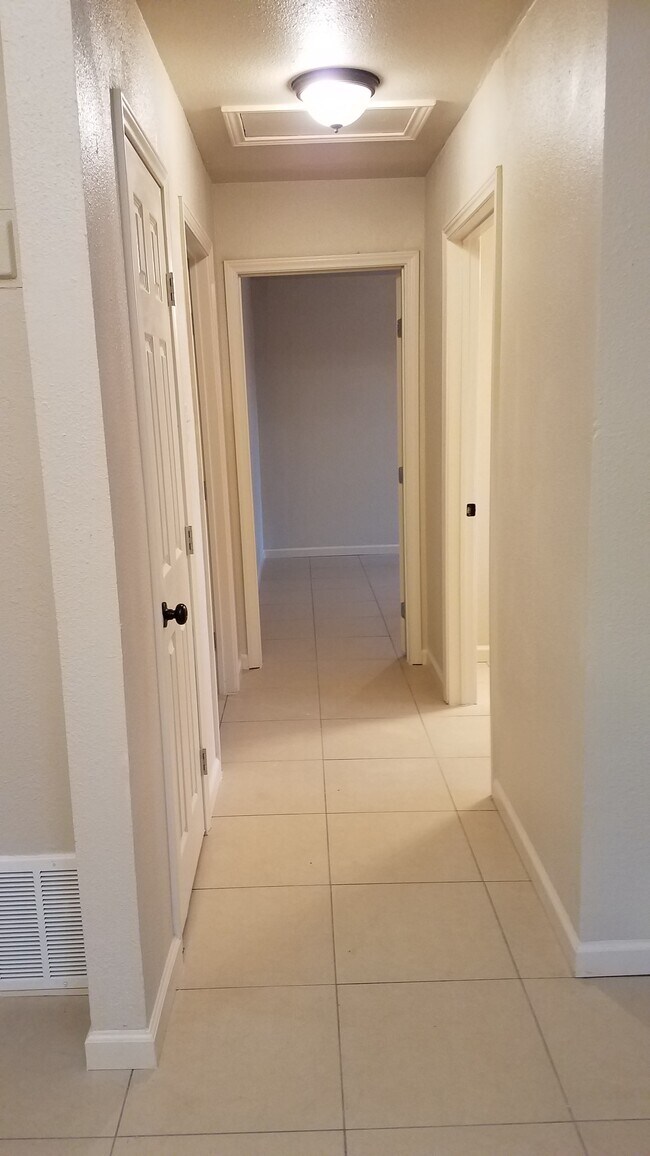 Building Photo - 422 Globe Ave