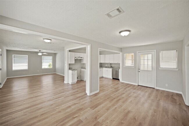 Building Photo - 5822 Glenhurst Dr