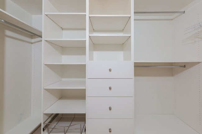 Building Photo - Expansive Marina District 2 Bedroom at Cit...