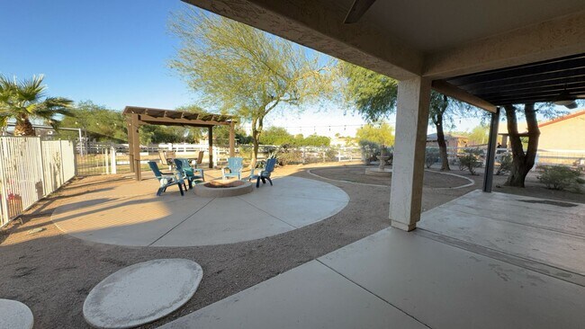 Building Photo - Horse Property in QC