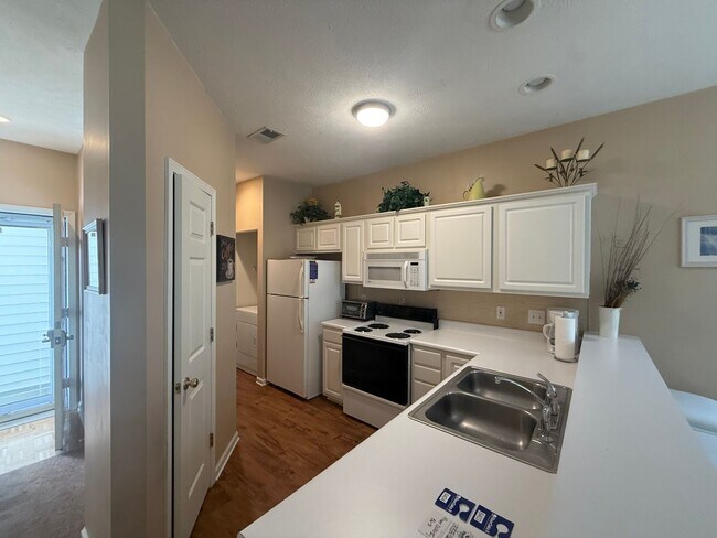 Building Photo - 606 River Oaks Dr