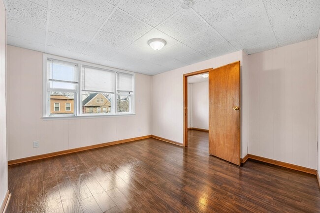 Building Photo - 37 Pearsall Ave