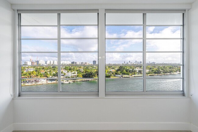 Building Photo - 9101 E Bay Harbor Dr