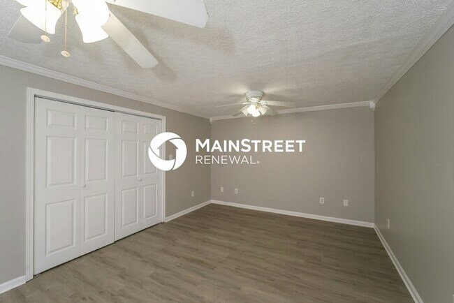 Building Photo - 3 Bedroom Pet-Friendly Home in LOUISVILLE, KY with Main Street Renewal