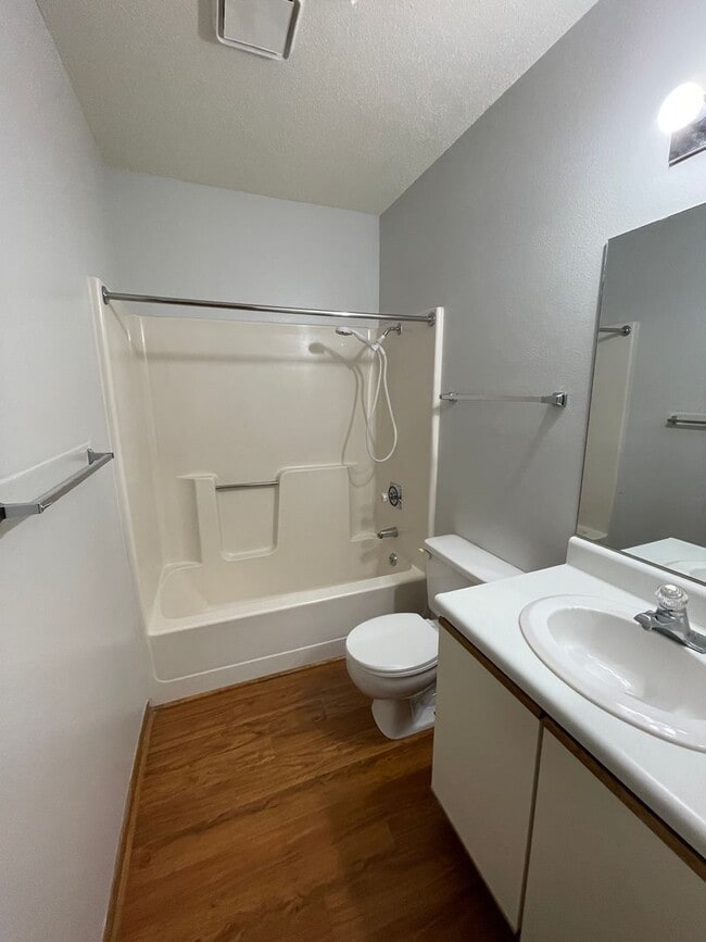 Building Photo - 4 Bedroom, 2 Bath Home for Rent