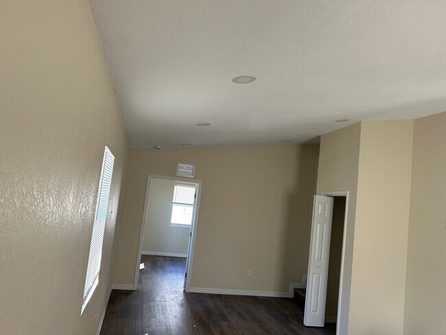 Building Photo - 371 Banyan Ave