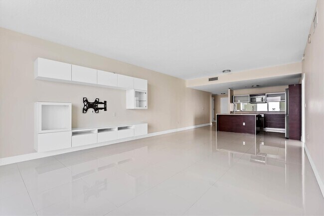 Building Photo - 1900 N Bayshore Dr