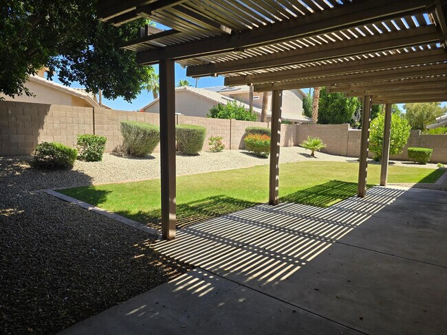 Building Photo - 6834 E Gelding Dr