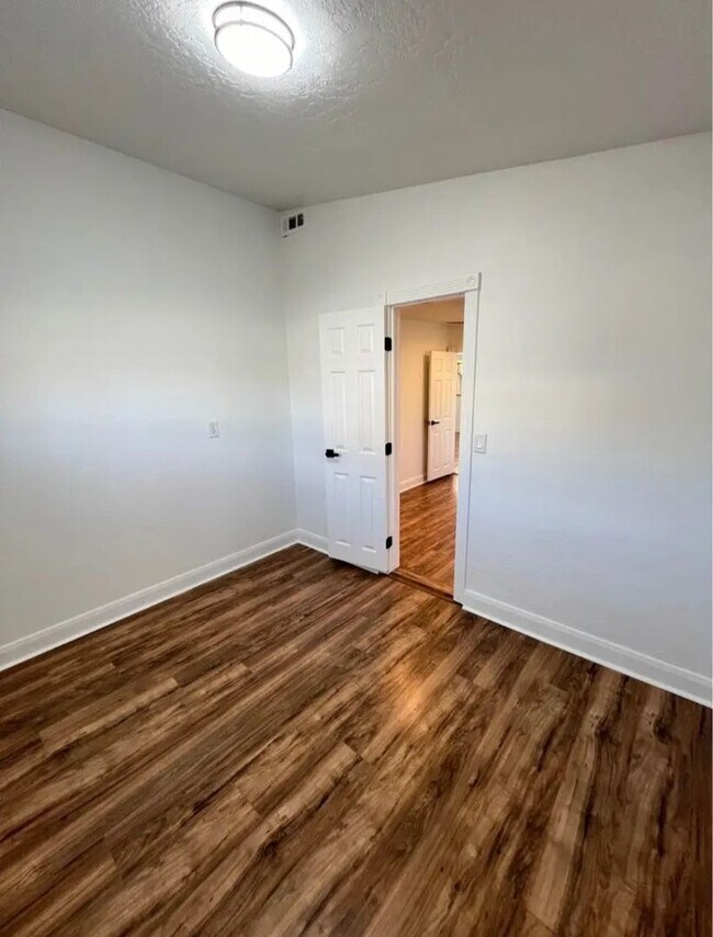 Building Photo - Charming 2 Bedroom Home. Utilities Included