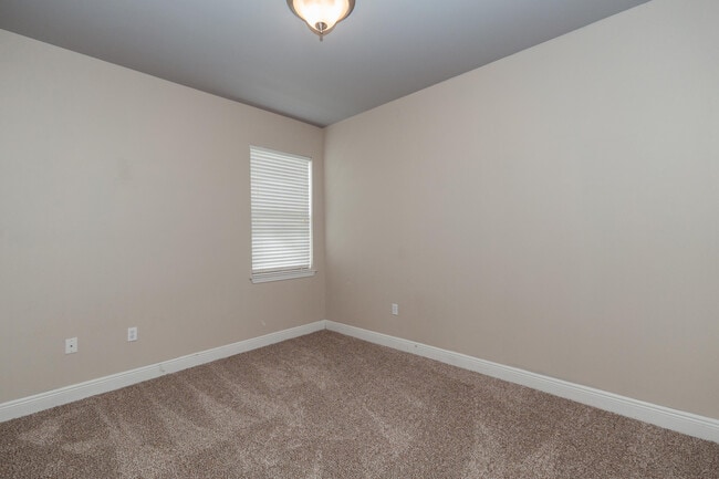 Building Photo - 114 Crab Apple Ave