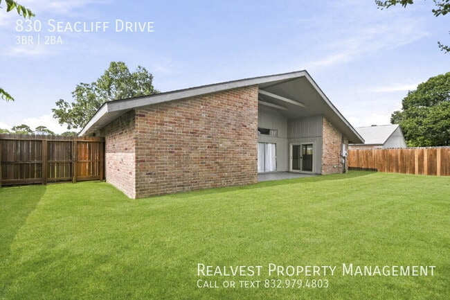 Building Photo - 830 Seacliff Dr