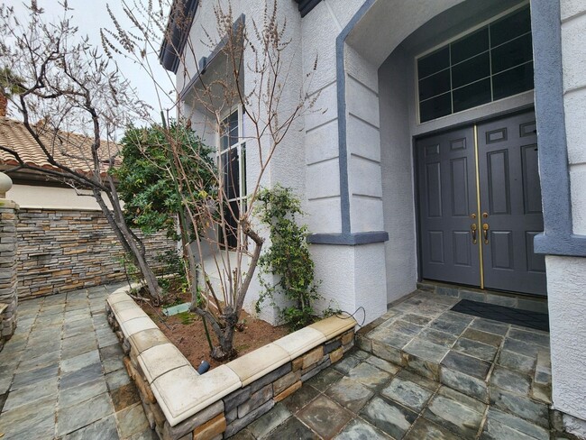 Building Photo - Entertainers Delight with minutes of shopping and restaurants