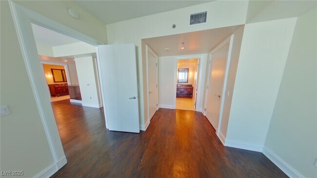 Building Photo - 2700 S Las Vegas Blvd