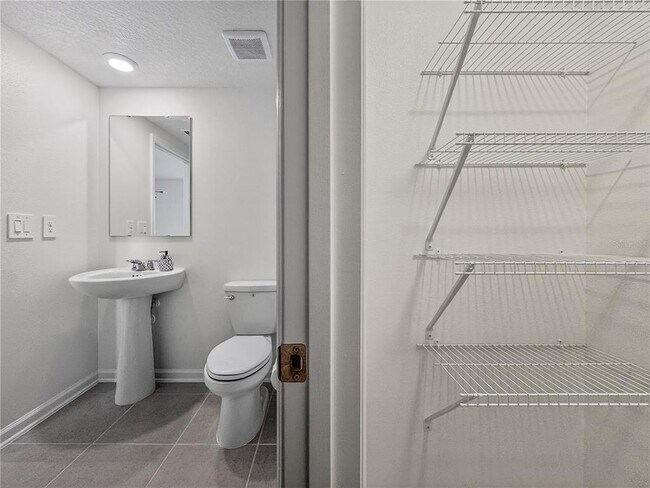 Building Photo - 2735 Skyline Lp