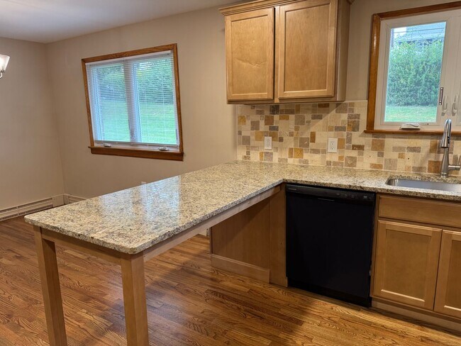 Building Photo - Stunning 3-bedroom, 3-bathroom single family home