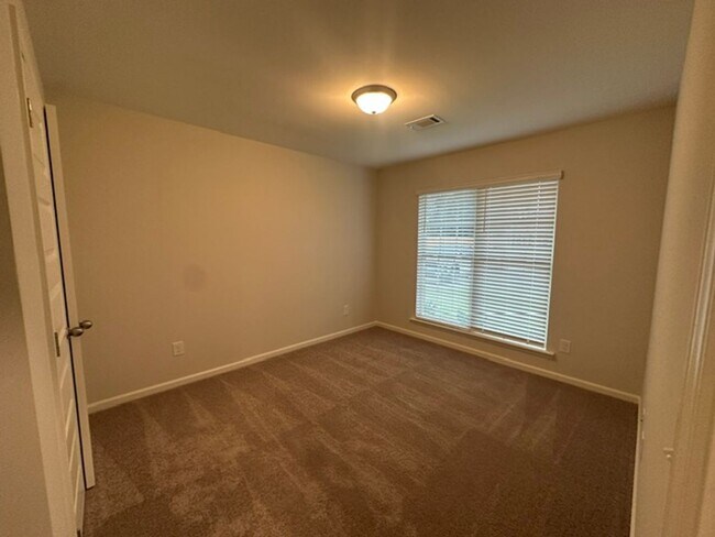 Building Photo - 444 Country Club Dr