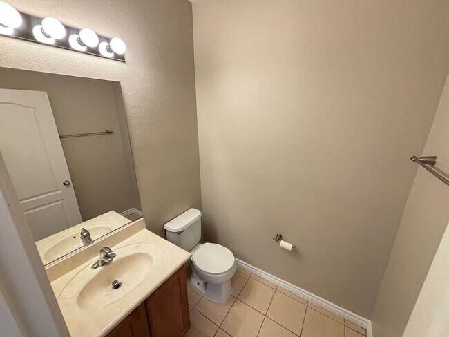 Building Photo - Spacious 4BED/3BATH Home Located in North ...