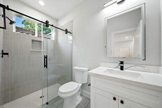 Building Photo - 2304 Hoskins Dr