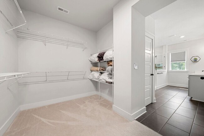 Building Photo - 2506 Lola Ave