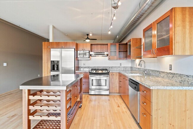 Building Photo - Elizabeth Lofts - 7th floor west facing Pearl District studio w/parking/concierge/most utilities