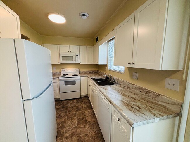 Building Photo - 2 Bedroom, 1.5 Bath Townhouse
