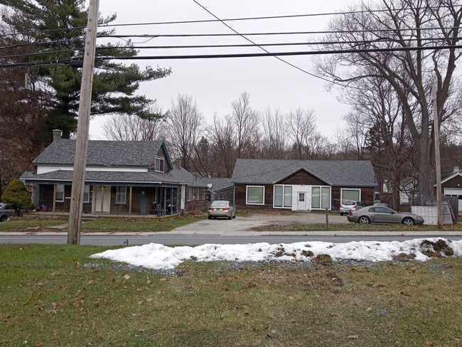 Primary Photo - 954 Main St