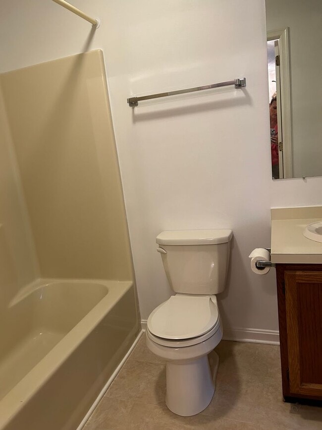 Building Photo - 2 bedroom 1.5 bath townhouse