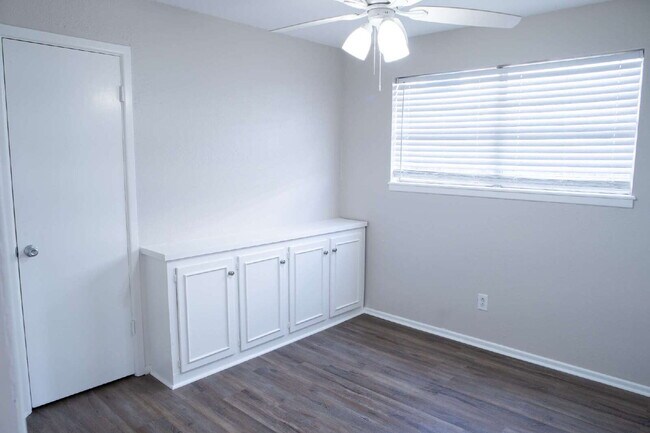 Building Photo - Updated 3 Bed 2 Bath Duplex!!