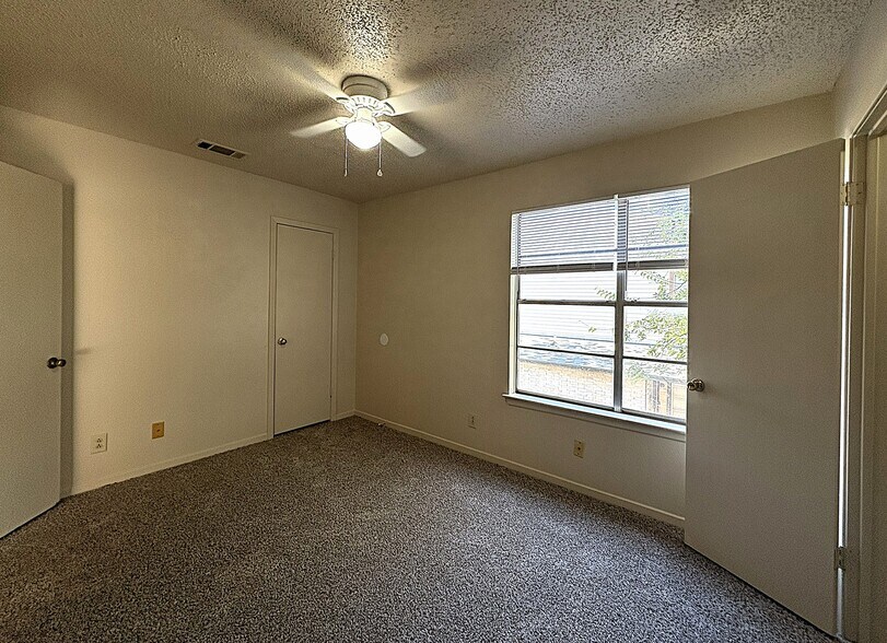 Building Photo - 1202 Covey Ln