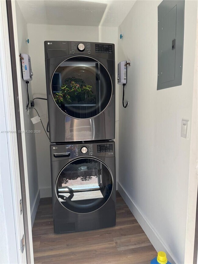 Building Photo - 3610 SW 25th Ter